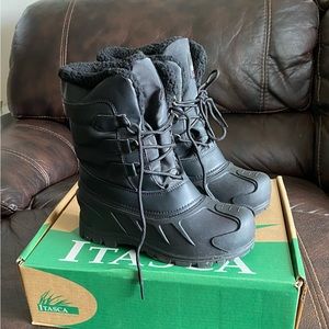 COPY - Snow boots for boys youth Size 6.
